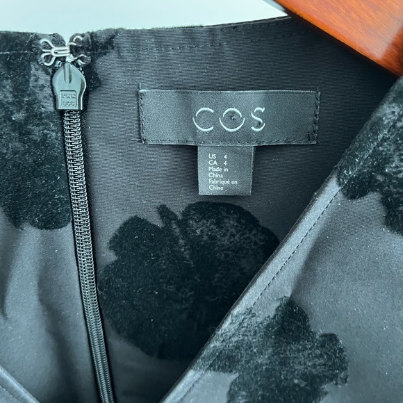 COS black V-neck sleeveless dress with abstract velvet pattern - Picture 4 of 5